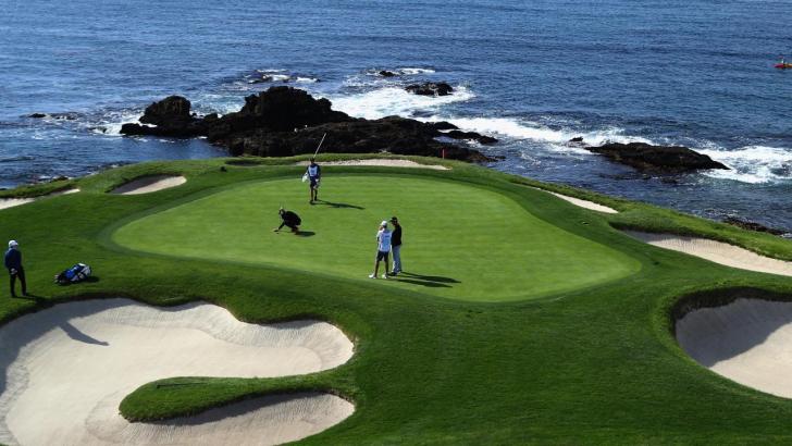 The seventh green at a pebble  